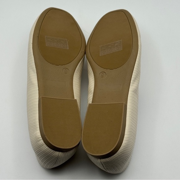 Journee Collection Loafers Women’s 9 Cream Faux Leather Flats Gold Accent New - Picture 5 of 7